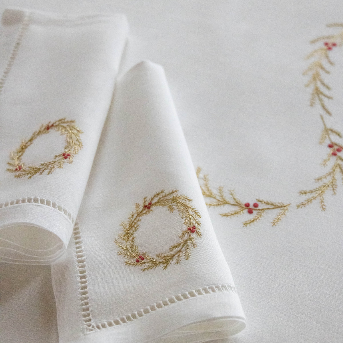 Garland Holiday Tablecloth & Dinner Napkins